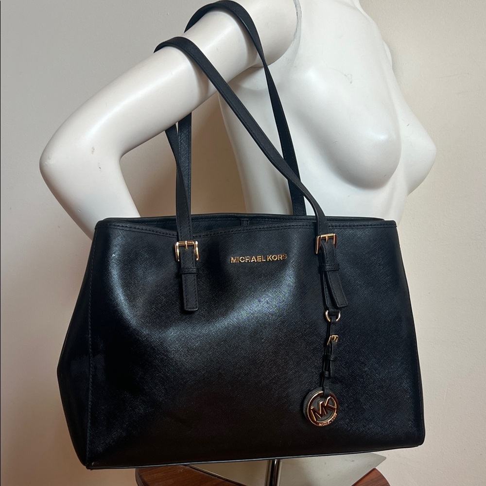 Michael Kors Black shoulder bag with 3 compartments for organization.